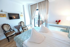 Chambre Design Double ou avec lits jumeaux, vue jardin | Décoration personnalisée, ameublement personnalisé, Wi-Fi gratuit