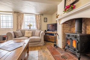 TV, fireplace - Skeet Cottage, Burnham Market, Norfolk (Burnham Market)