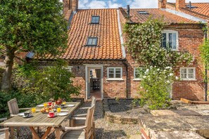 Outdoor dining - Skeet Cottage, Burnham Market, Norfolk (Burnham Market)
