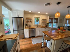 Interior - Charming 2-bedroom water oriented cottage with water access (North East)