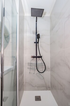Dusche, Haartrockner, Handtücher, Toilettenpapier