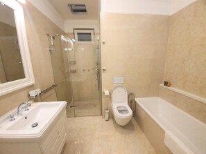 Hårtørrer, bidet, håndklæder, Sæbe