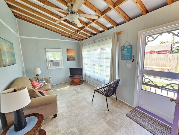 TV - Lyons Cottages - Cottage #5, 2BR Walk to the Beaches of Stanhope National Park! (Stanhope)