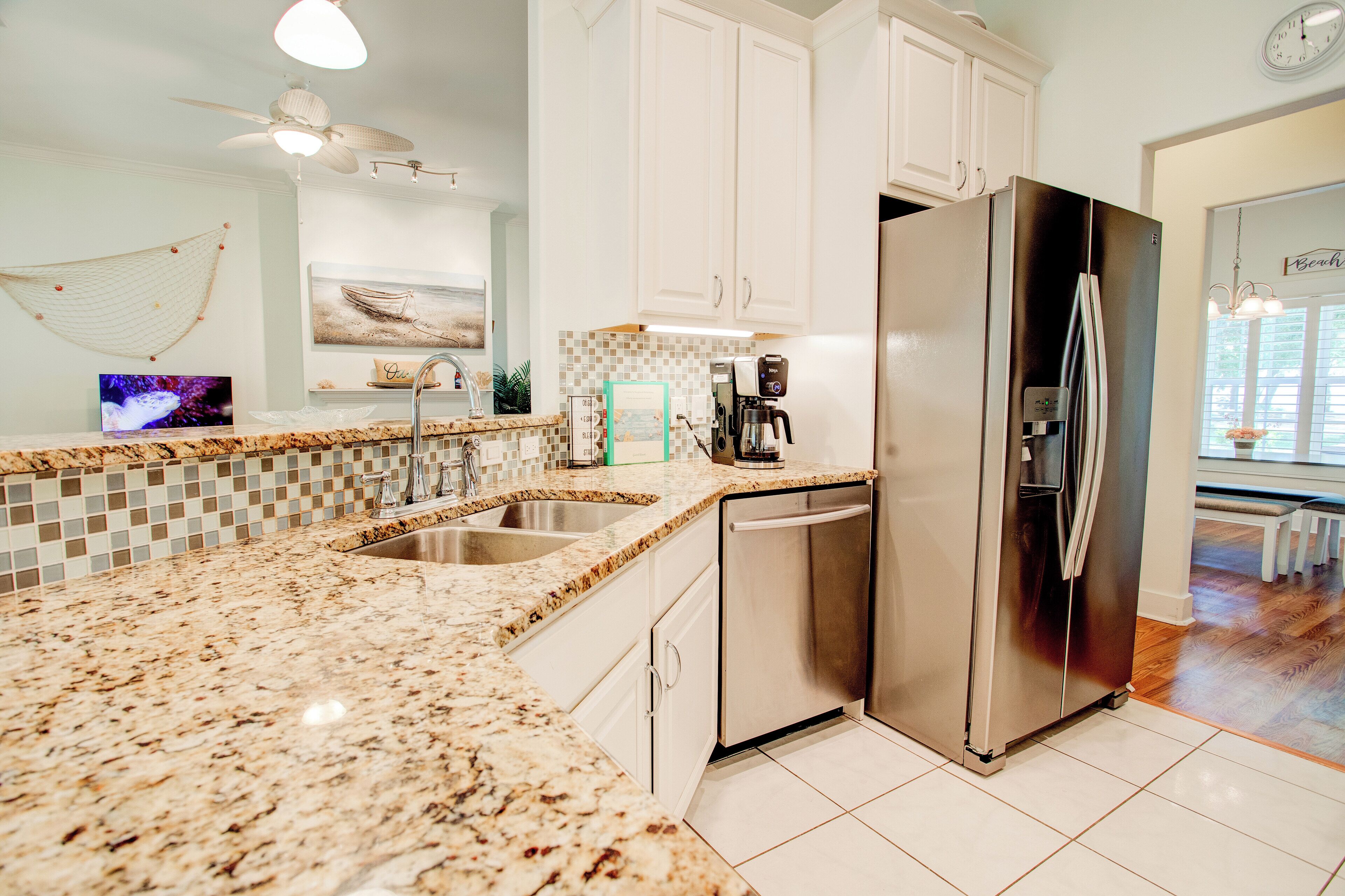 Entire 3-bedroom home in Niceville, iconic bay view15 min from Destin beaches!