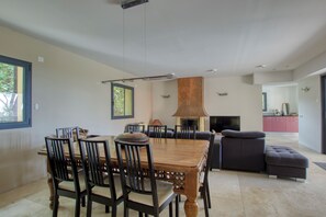 Smart TV, fireplace
