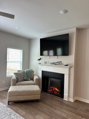 Smart-TV, Kamin, Arbeitsbereiche