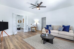 Een smart-tv en een computerscherm