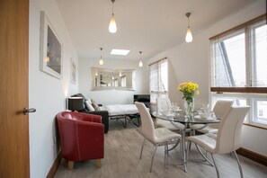 Családi apartman, 2 hálószobával | Nappalirész | Tévé