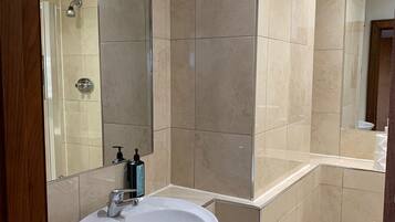 Appartement Familial, 1 chambre | Salle de bain | Ensemble douche/baignoire, articles de toilette gratuits, sĂšche-cheveux