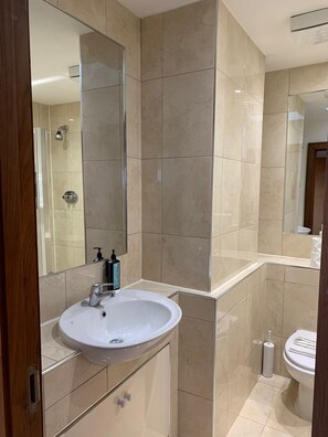 Bañera con ducha, artículos de tocador gratuitos, secador de pelo