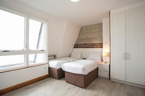 Családi apartman, 2 hálószobával | Laptophoz jól használható munkafelület és vasaló/vasalódeszka