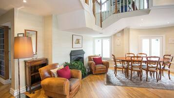 Departamento panorámico, 3 habitaciones, para no fumadores, vista a la ciudad | Área de sala de estar | Televisión