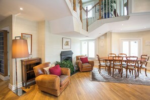 Appartement Panoramique, 3 chambres, non-fumeur, vue ville | Coin séjour