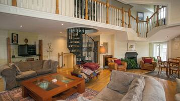 Appartement Panoramique, 3 chambres, non-fumeurs, vue ville | Coin séjour | Télévision