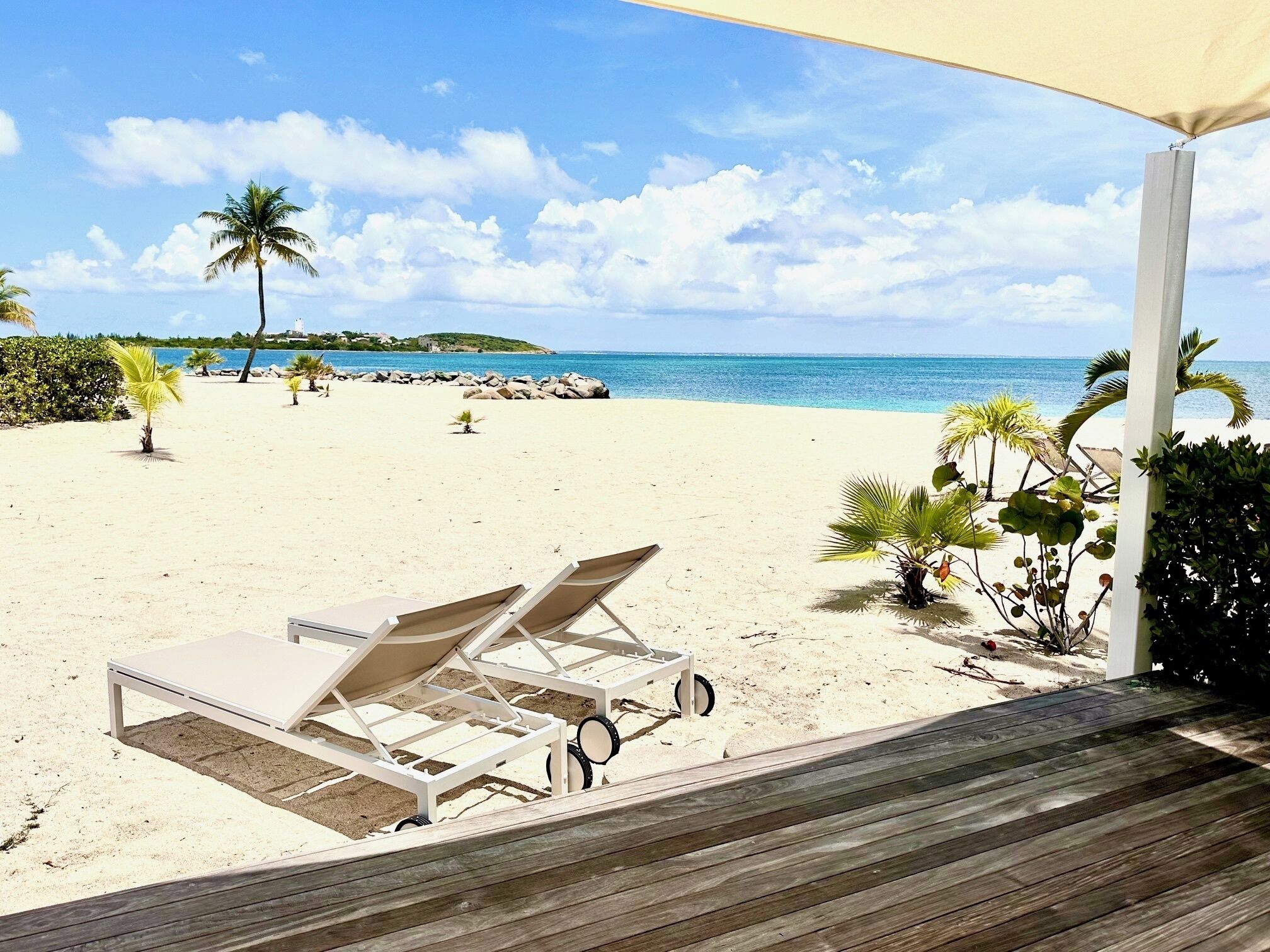 Plage, chaises longues, serviettes de plage
