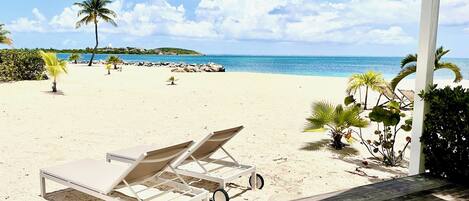 Am Strand, Liegestühle, Strandtücher