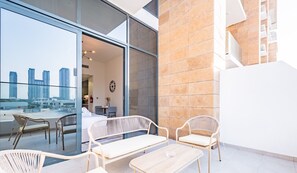 Terrace/patio - Delightful Studio Apartment in Azizi Riviera 20, Al Merkadh by Deluxe Holiday Homes (Dubai)