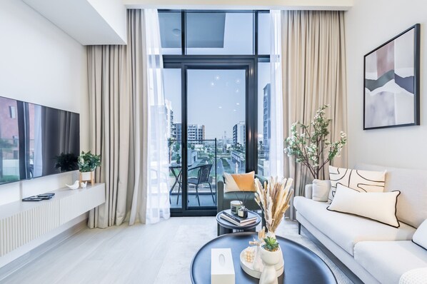 TV - Captivating 1BR Apartment in Azizi Riviera 20, Al Merkadh by Deluxe Holiday Homes (Dubai)