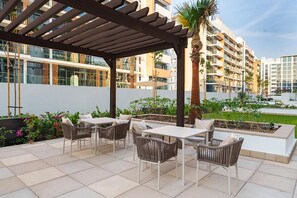 Outdoor dining - Captivating 1BR Apartment in Azizi Riviera 20, Al Merkadh by Deluxe Holiday Homes (Dubai)