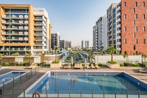 Pool - Captivating 1BR Apartment in Azizi Riviera 20, Al Merkadh by Deluxe Holiday Homes (Dubai)
