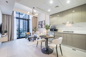 Fridge, microwave, stovetop, coffee/tea maker - Captivating 1BR Apartment in Azizi Riviera 20, Al Merkadh by Deluxe Holiday Homes (Dubai)