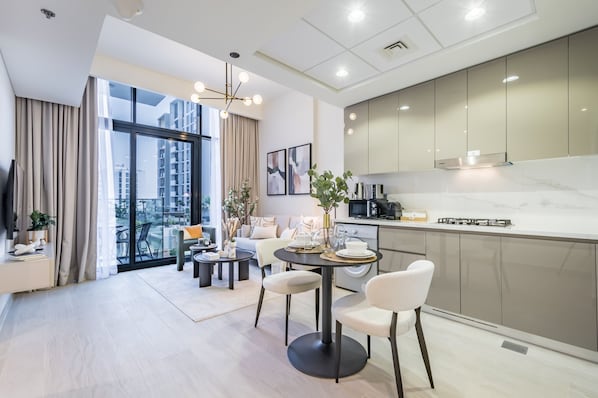 Fridge, microwave, stovetop, coffee/tea maker - Captivating 1BR Apartment in Azizi Riviera 20, Al Merkadh by Deluxe Holiday Homes (Dubai)