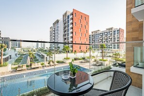 Pool - Captivating 1BR Apartment in Azizi Riviera 20, Al Merkadh by Deluxe Holiday Homes (Dubai)