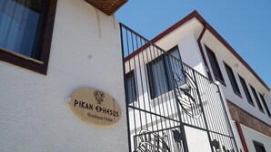 Un edificio con un cartello che riporta la scritta "Pikan Ephesus Boutique Hotel".