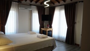 Habitación Deluxe doble | Minibar (con algunos artículos gratuitos) y escritorio