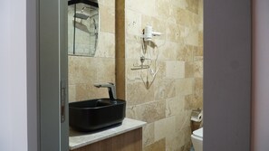 Duş, ücretsiz banyo/kozmetik ürünleri, havlu, sabun 