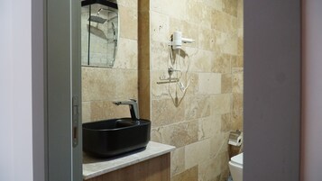 Douche, articles de toilette gratuits, serviettes fournies, savon