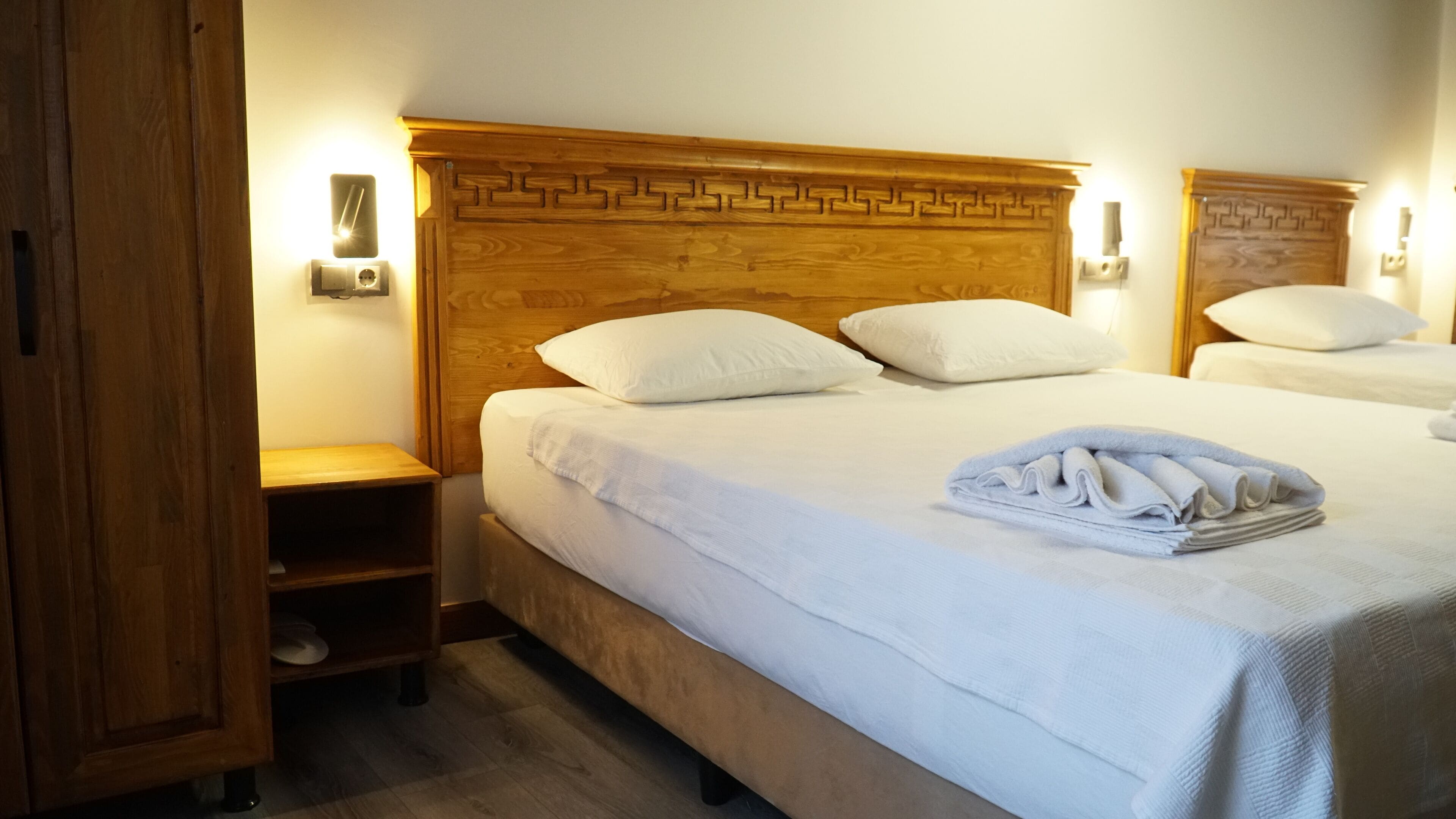 Deluxe trippelrum | Minibar med vissa gratis produkter, skrivbord och arbetsyta för laptop