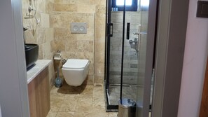 Duş, ücretsiz banyo/kozmetik ürünleri, havlu, sabun 
