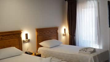 Habitación triple Deluxe | Artículos del minibar gratis y escritorio