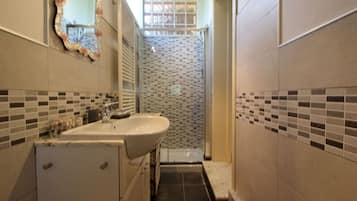 Dusche, Haartrockner, Bidet