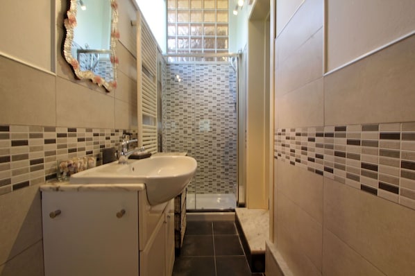 Dusche, Haartrockner, Bidet