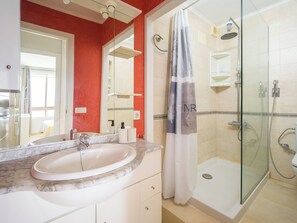 Haartrockner, Handtücher, Seife, Shampoo