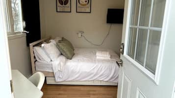 1 bedroom, desk, iron/ironing board, WiFi