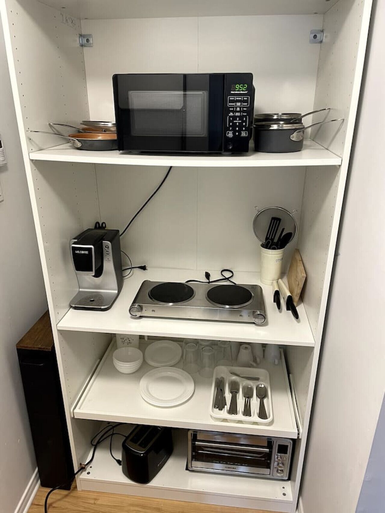 Køleskab, mikrobølgeovn, kogeplade, kaffe-/temaskine