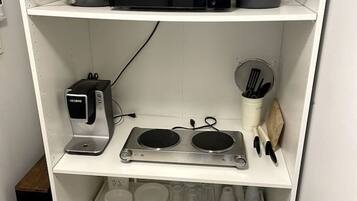 Réfrigérateur, micro-ondes, plaque de cuisson, cafetiÚre/bouilloire