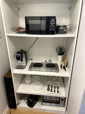 Kjøleskap, mikrobølgeovn, kokeplater og kaffetrakter/tekoker