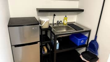 Geladeira, micro-ondas, cooktop, cafeteira/chaleira