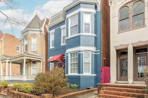 Exterior detail - Charming 2-bedroom house with WiFi, AC, & Patio in the heart of Richmond! (Richmond)