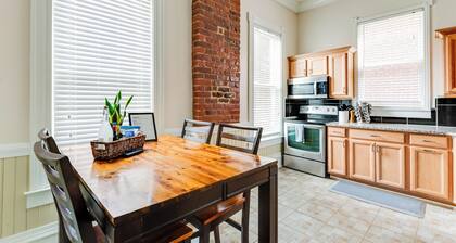 Charming 2-bedroom house with WiFi, AC, & Patio in the heart of Richmond!
