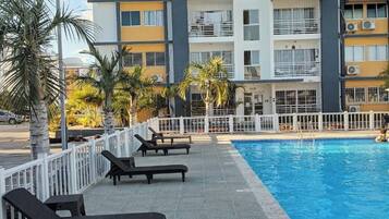 Una piscina al aire libre