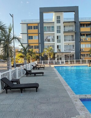 Outdoor pool - Tranquil 2-bedroom with terraza apartment in enchanting Licey  with WiFi, A/C (Licey al Medio)