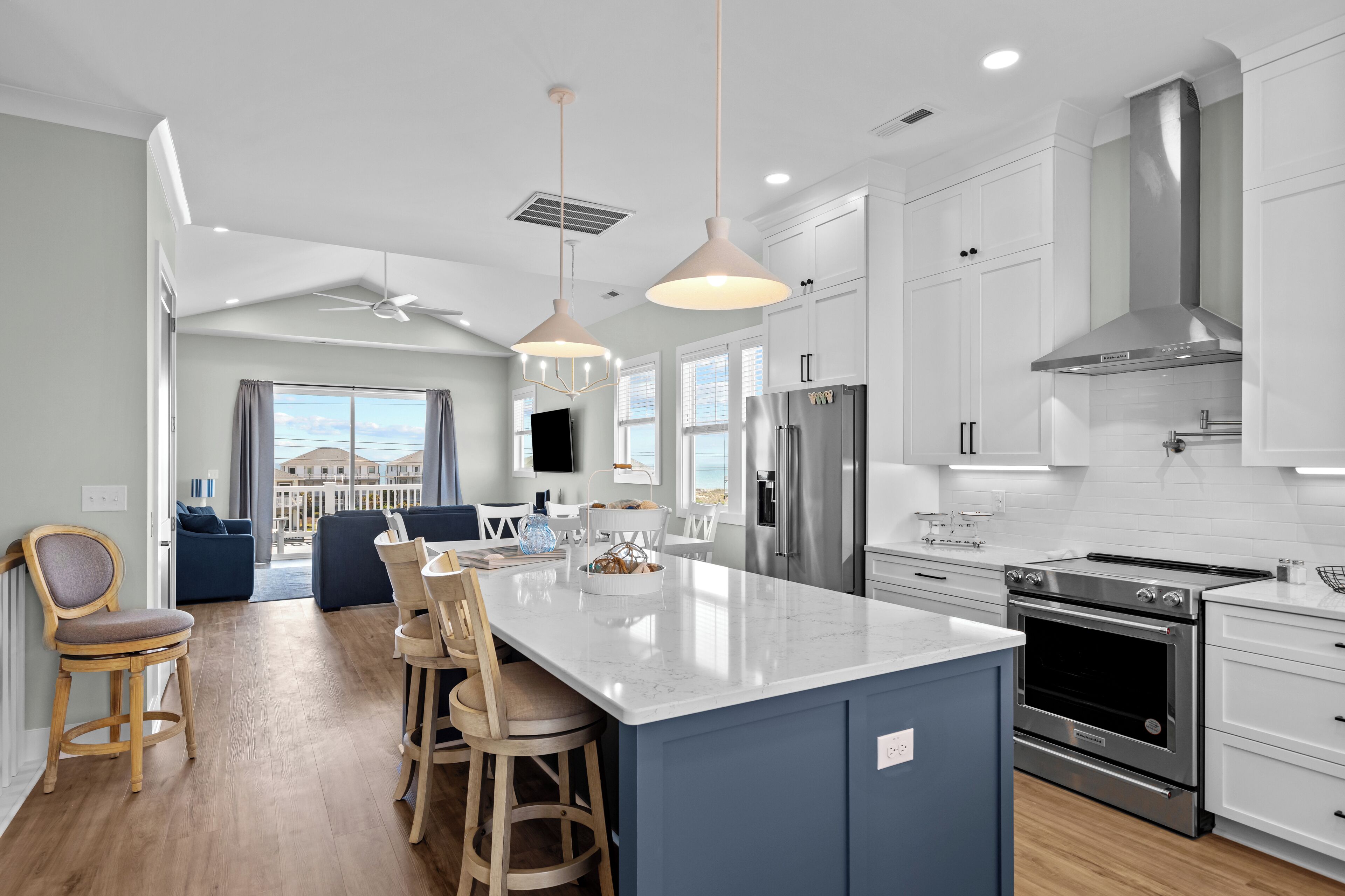 Fridge, microwave, oven, coffee/tea maker