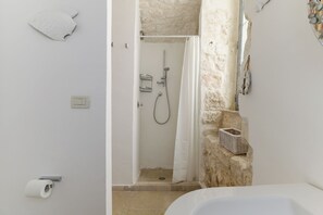 Apartamento, vistas parciales al mar | Ducha del cuarto de baño
