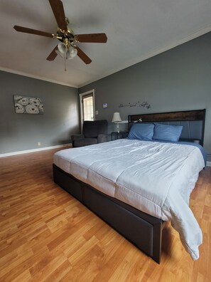 4 slaapkamers, een strijkplank/strijkijzer, wifi, beddengoed