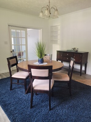 Dining - 4 bdr w/ WiFi & parking in Fayetteville, NC by Fort Liberty & Cross Creek Mall (Fayetteville)